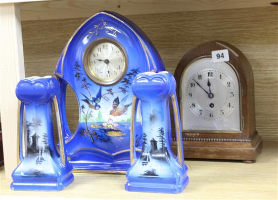 An Edwardian mantel clock and a ceramic clock garniture